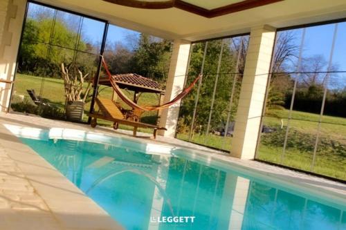 Escapade isolée dans les bois, piscine & étangs : Villas proche de Boresse-et-Martron