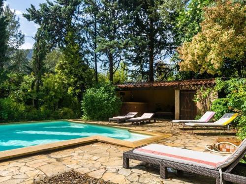 Adorable villa avec piscine nichée dans la pinède : Villas proche de La Bouilladisse
