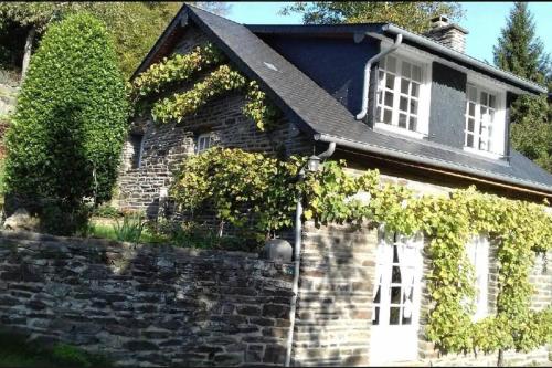 Cottage perché dans les montagnes du Mont-Saint-Michel : Maisons de vacances proche de Beauficel