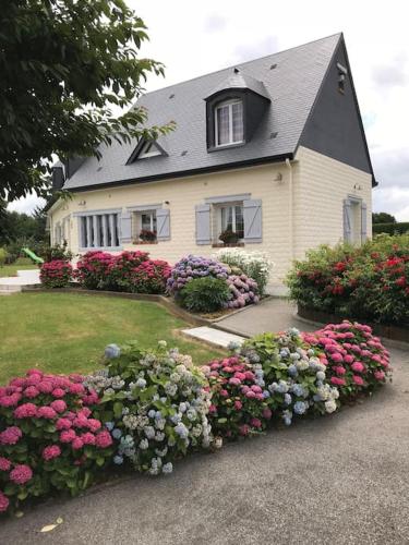 Jolie maison avec piscine couverte chauffée : Villas proche de Saint-Jean-du-Thenney