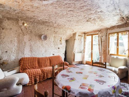 A cave house with a splendid, historic charm : Maisons de vacances proche de Lye
