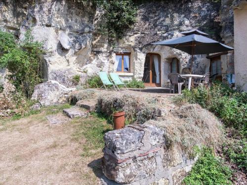 A cave house with a splendid, historic charm : Maisons de vacances proche de Lye