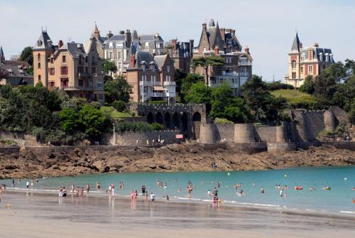 Proche St-Malo, plages, appart 50m2 avec jardin : Appartements proche de Dinard