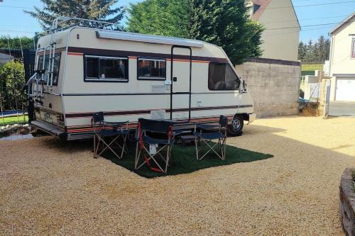 Camping-car vintage avec sauna : Maisons de vacances proche de Le Plessis-Brion