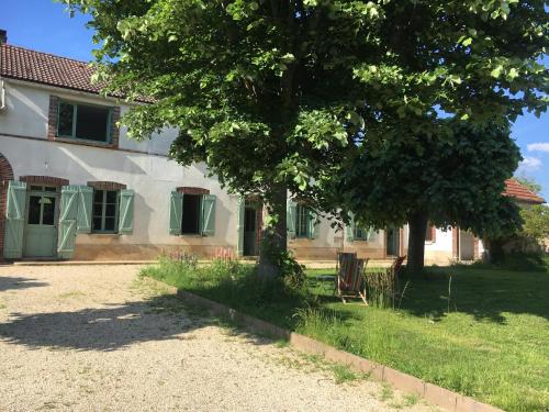 Maison de campagne bourguignonne 19ème entièrement rénovée : Maisons de vacances proche de La Belliole