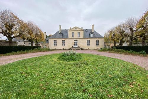 Large castle with garden near Caen : Maisons de vacances proche de Garcelles-Secqueville