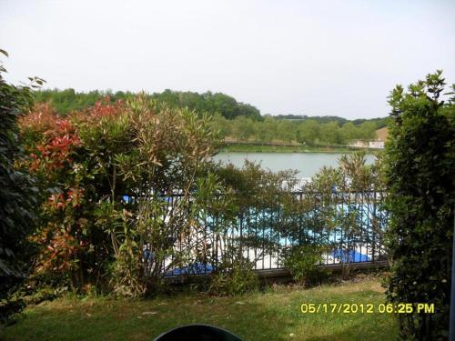 Appt HAMEAU DU LAC avec piscine et vue sur le lac : Appartements proche de Tieste-Uragnoux