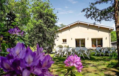 Stunning home in Saint-Vivien-de-Mdoc with 5 Bedrooms and WiFi : Maisons de vacances proche de Talais