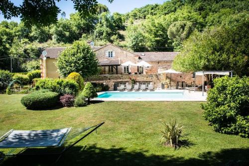 Beautiful Home with Large Gardens and Heated Pool : Villas proche de Loubejac