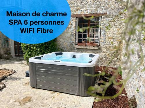 Maison de charme, grand SPA JACUZZI, WIFI Fibre & Netflix : Villas proche de Chambon-la-Forêt