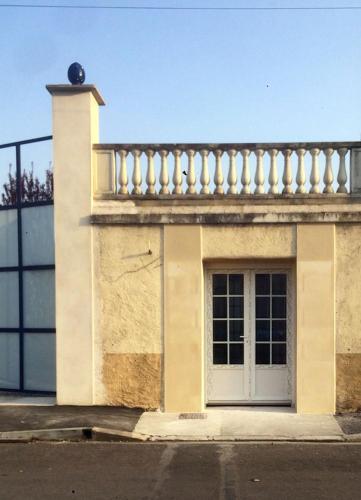 Studio sur rue vue sur la muraille de sens : Appartements proche de Courtois-sur-Yonne