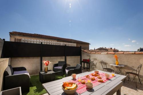 House with terrace on the roofs of Carcassonne : Appartements proche de Pennautier