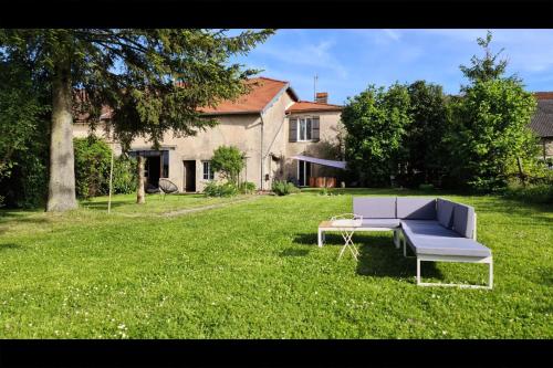 Landhaus für Familien & Freunde mit grossem Garten : Maisons de vacances proche de Corre