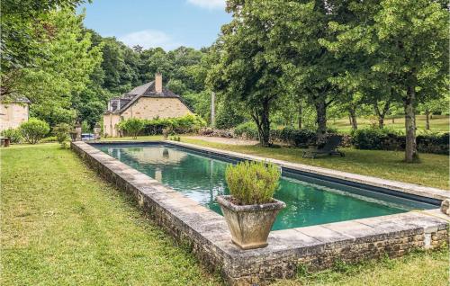 Beautiful home in Sarrazac with Outdoor swimming pool, WiFi and 5 Bedrooms : Maisons de vacances proche de Martel