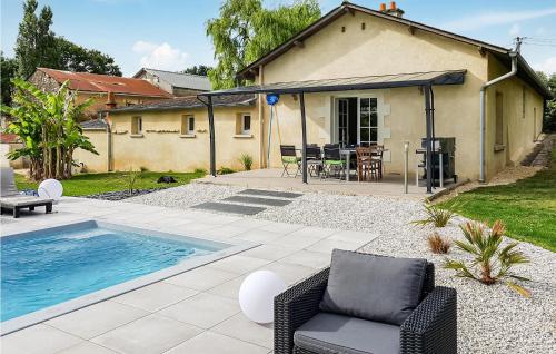 Stunning home in Montreuil Bellay with 3 Bedrooms, Outdoor swimming pool and Heated swimming pool : Maisons de vacances proche d'Épieds