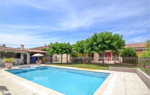 Amazing home in Fourques with 4 Bedrooms, WiFi and Outdoor swimming pool : Maisons de vacances proche de Bellegarde