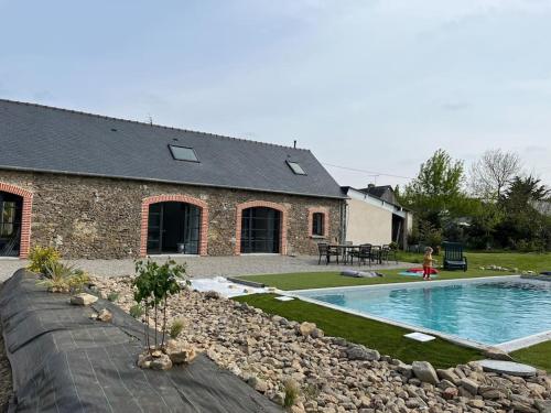 Longère en pierre avec piscine chauffée : Maisons de vacances proche de Fay-de-Bretagne