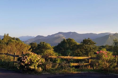 Chalet avec terrasse face aux Pyrénées : Chalets proche de Poueyferré