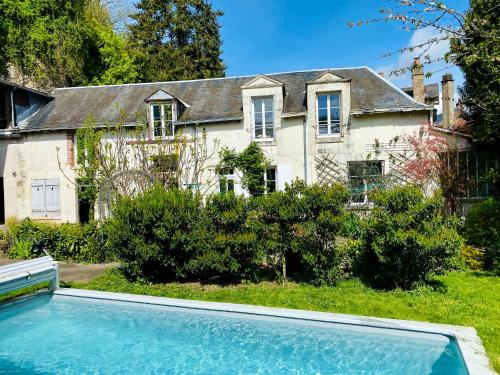 Gîte rénové avec piscine au cœur de Vendôme : Maisons de vacances proche de Villemardy