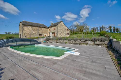 Gite Lavergne, piscine privee et vue exceptionnelle : Maisons de vacances proche de Saint-Salvadou