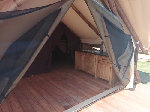Tente Lodge pour 5 personnes en bordure de la rivière Allier : Campings proche de Saint-Sylvestre-Pragoulin
