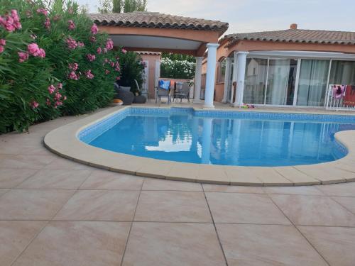 Villa plain pied avec piscine privée 8 personnes : Maisons de vacances proche de La Crau