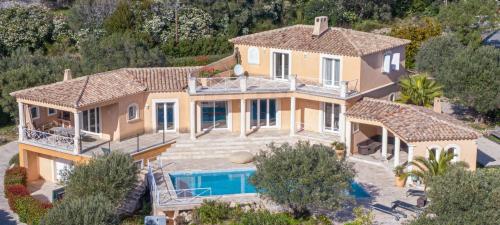 Maison avec belle vue mer et piscine - 10 personnes - 5 chambres : Villas proche de Solliès-Toucas