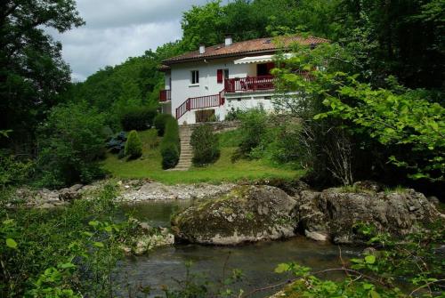 Maison de charme Nature et Rivière au pays basque : Villas proche d'Estérençuby