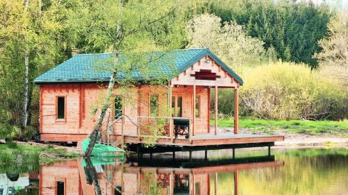 Cabane pilotis sur étang, au lac de Chaumeçon : Chalets proche d'Ouroux-en-Morvan