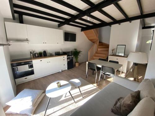 Appart rénové en duplex avec terrasse et garage : Appartements proche de Villemareuil