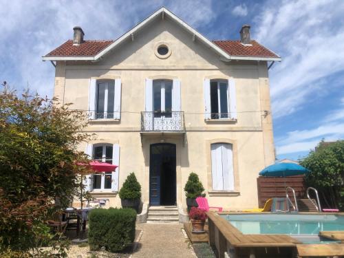 Saint James House : B&B / Chambres d'hotes proche de Villars-en-Pons