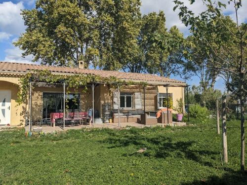 Maison indépendante avec grand jardin et piscine : Maisons de vacances proche de Saint-Roman-de-Malegarde