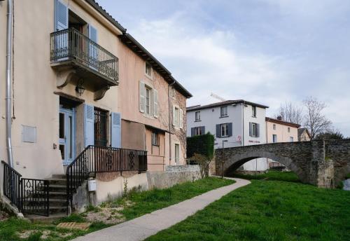 Auberge du Vieux Pont : Maisons de vacances proche de Soucieu-en-Jarrest