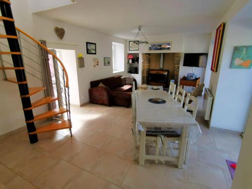 Maison de 2 chambres avec jardin clos et wifi a Quettehou a 1 km de la plage : Maisons de vacances proche de Morsalines