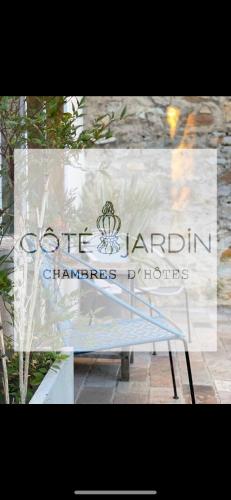 Coté jardin : B&B / Chambres d'hotes proche de La Chapelle-Rainsouin