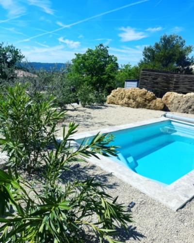 Les jardins de la Gravière à 5 mn de Lourmarin avec piscine privée : Villas proche de Puyvert