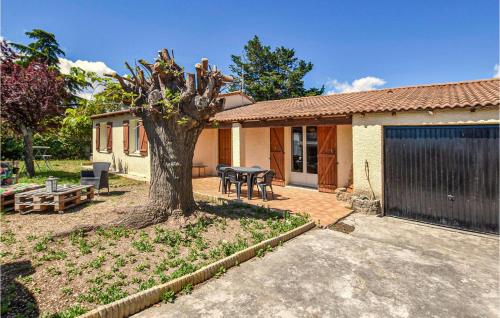 Stunning Home In Lapalud With Outdoor Swimming Pool, Private Swimming Pool And 3 Bedrooms : Maisons de vacances proche de Lapalud