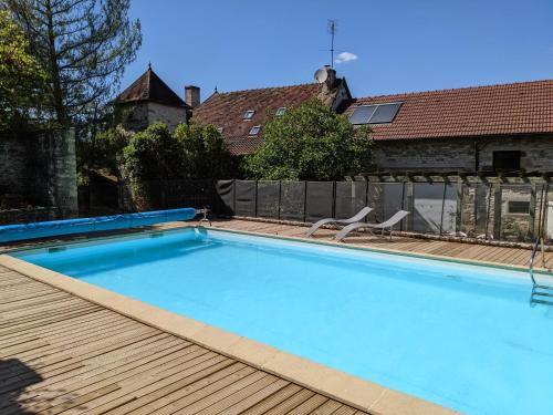 Le Figuier, Large house with pool, gym & separate gite : Maisons de vacances proche de Cormatin
