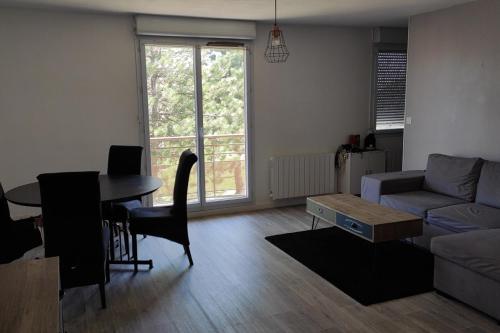 Colombus Cosy 2 bedroom flat in Mâcon with balcony and parking : Appartements proche de Sancé