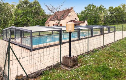 Awesome Home In Uzech With 3 Bedrooms, Wifi And Heated Swimming Pool : Maisons de vacances proche de Montamel