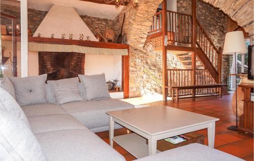 Stunning home in Olargues w/ 2 Bedrooms : Maisons de vacances proche de Murat-sur-Vèbre