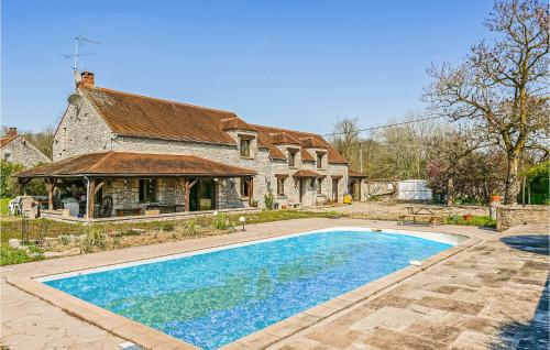Stunning home in Sceaux du Gtinais with Outdoor swimming pool, WiFi and 4 Bedrooms : Maisons de vacances proche de Courtempierre