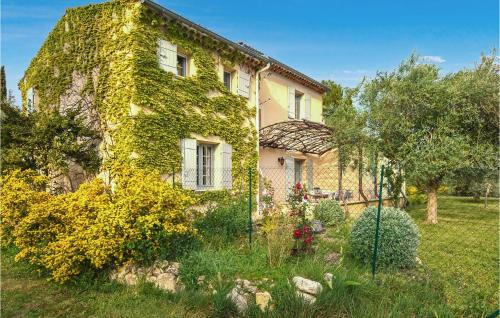 Stunning Home In Avignon With Sauna, Wifi And Private Swimming Pool : Maisons de vacances proche de Villes-sur-Auzon
