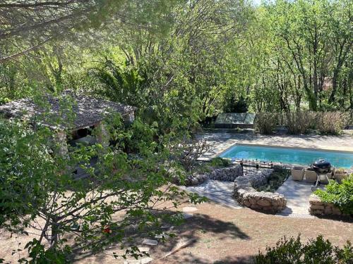 Le relais de Romane Logement tout confort, piscine : Maisons de vacances proche d'Entrecasteaux