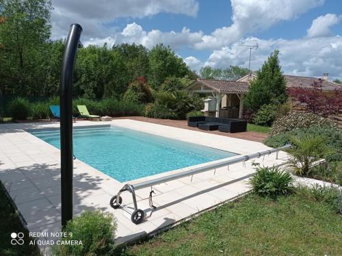 Belle maison de vacance avec piscine : Villas proche de Porchères