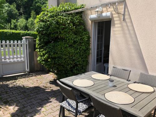 Petite maison avec terrasse : Maisons de vacances proche de Jurançon