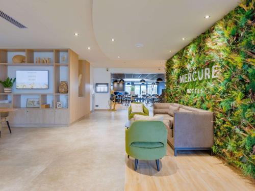 Mercure Lyon Est Villefontaine : Hotels proche de Vaulx-Milieu