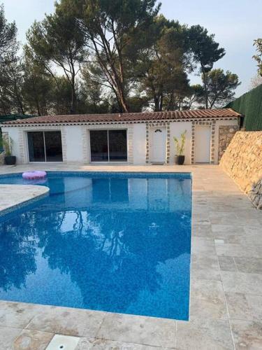 Jolie maison avec vue sur piscine : Appartements proche de Cabriès