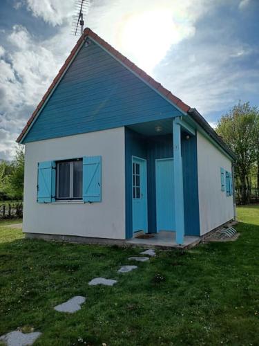 Maison bleu du Lac : Chalets proche de Sainte-Marie-du-Lac-Nuisement
