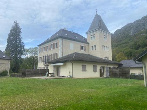 Au Château Saint Blaise : Appartements proche de Yenne